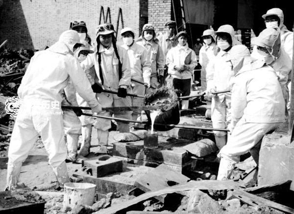 1958年遍布神州的土高炉里钢铁是怎样炼成的？