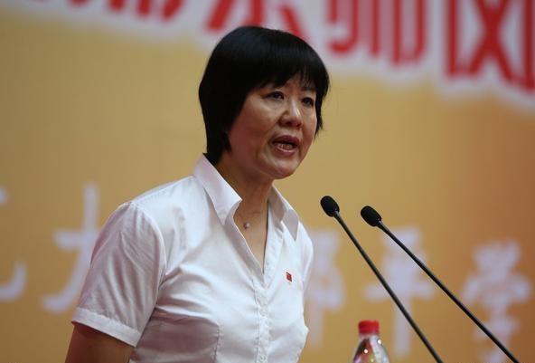 中国女排教练被高官力挺上位，挂帅仅一年被下课，输球竟怪队员差