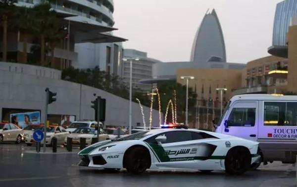 除了迪拜的超级警车，这个国家的警车也不错！
