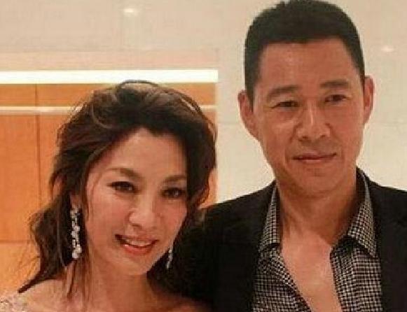 张丰毅拒绝参加儿子婚礼，自己却驾豪车载新娇妻出游