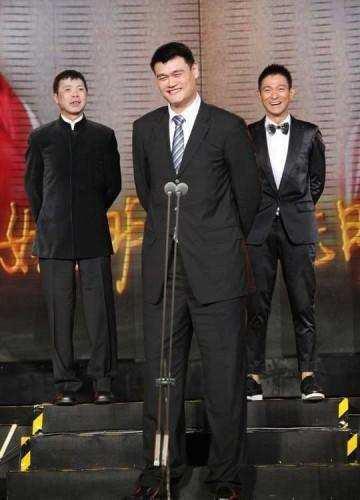 与姚明合影有绝招!杨幂最机智 郭敬明你怎么看?