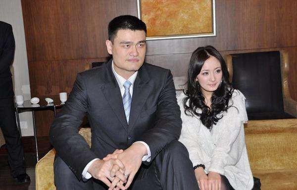 与姚明合影有绝招!杨幂最机智 郭敬明你怎么看?