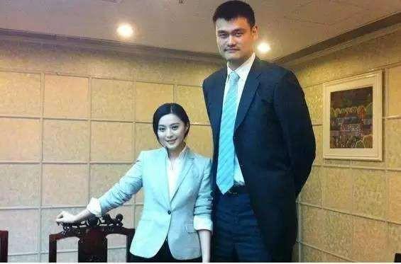 与姚明合影有绝招!杨幂最机智 郭敬明你怎么看?