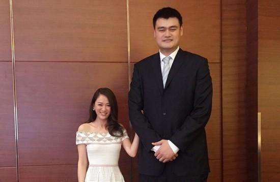 与姚明合影有绝招!杨幂最机智 郭敬明你怎么看?