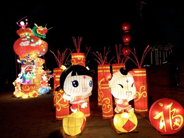 2017西安城墙新春灯会点灯 游客市民共赏精彩瞬间