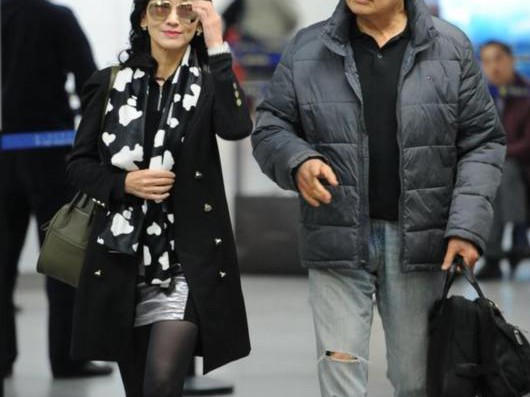 赵雅芝与老公返港，豪车有排场，女神衣着干练魅力足