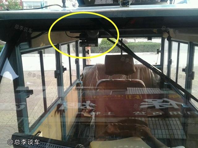 马路上看到一辆夏利横着走，离近才发现这三轮真霸气