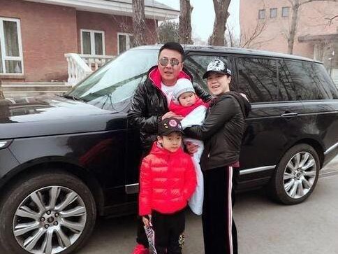 王楠回山东省亲，豪车显眼，网友：怎么不开劳斯莱斯