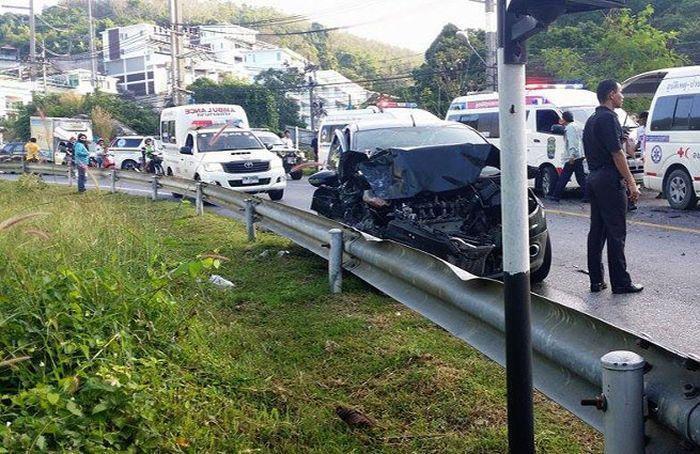 客车行驶途中遇上违规汽车，为了避让导致倾翻