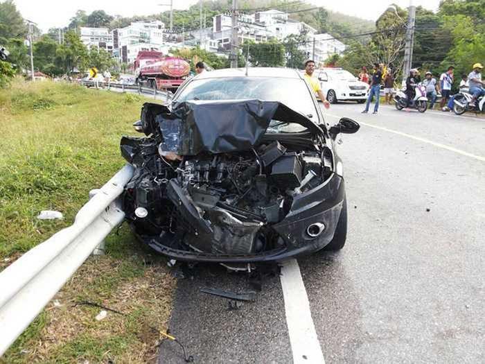 客车行驶途中遇上违规汽车，为了避让导致倾翻