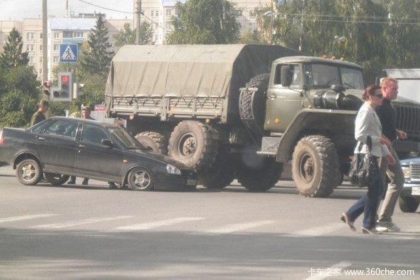 卡车差点压扁小车 车主为啥不敢吭声？