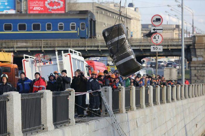 货车失控冲入河道，附近路人齐心合力将司机救出