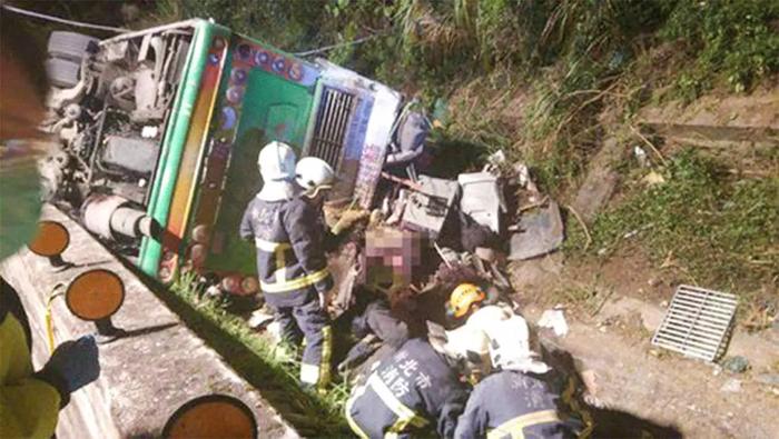 台湾大客车翻车致33人死亡，真相不是你想象那样……