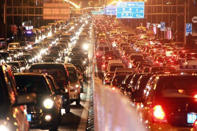 两会首谈拥堵费，路堵了车主应该给钱吗？