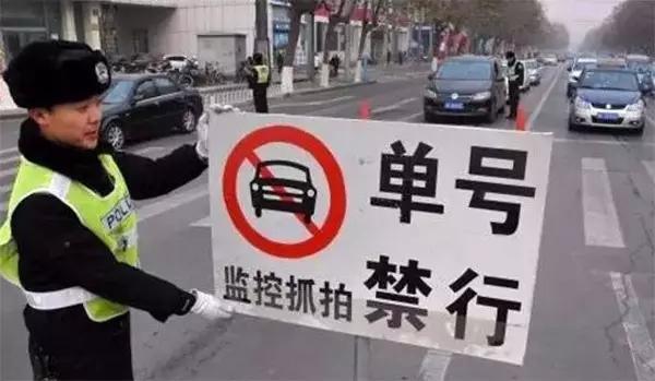 两会首谈拥堵费，路堵了车主应该给钱吗？