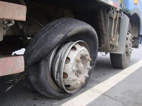 汽车轮胎爆炸危害大，请定期检查轮胎安全