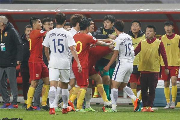 韩国队爆踢中国国足竟得庇护，又无耻收买裁判了？