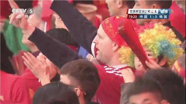 意大利球迷戴五星红旗帽子为国足加油：击败韩国人！
