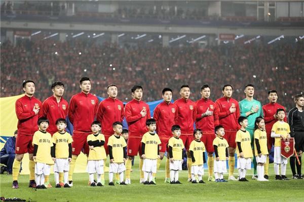 意大利球迷戴五星红旗帽子为国足加油：击败韩国人！