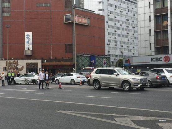 当宝马被沃尔沃撞击后，断轴就一定输了？