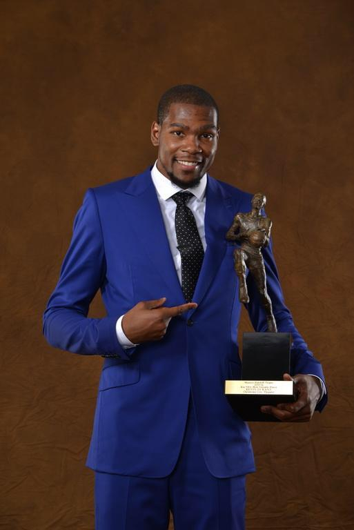 两位MVP的碰撞詹姆斯的经验对阵字母哥的野性天赋