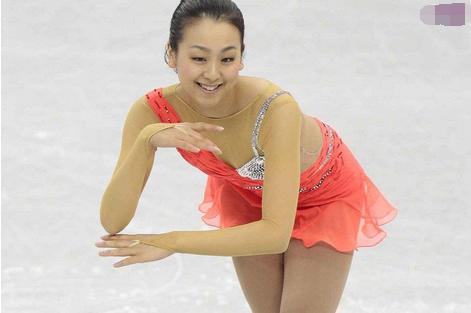 日本名将浅田真央退役，天价传拍裸写真，找中国男友