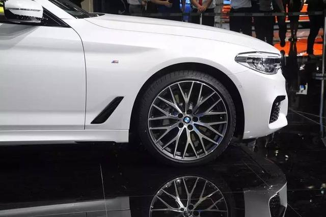 宝马5系 比奔驰E级更豪华，比奥迪更有年轻化设计