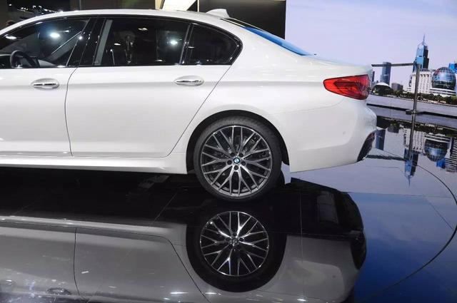 宝马5系 比奔驰E级更豪华，比奥迪更有年轻化设计