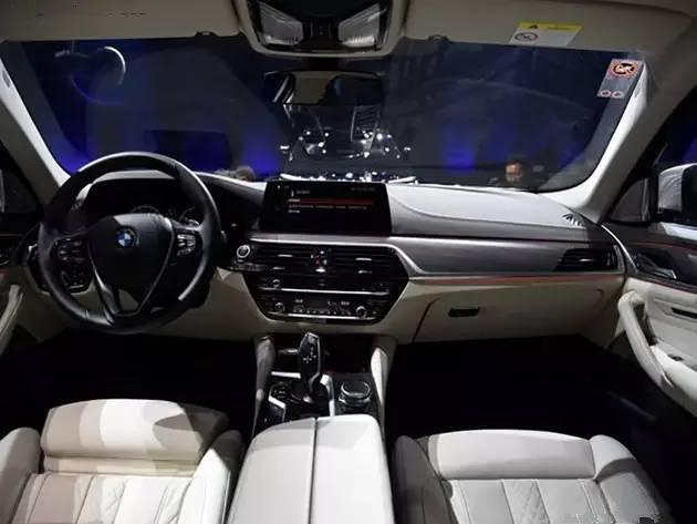 宝马5系 比奔驰E级更豪华，比奥迪更有年轻化设计