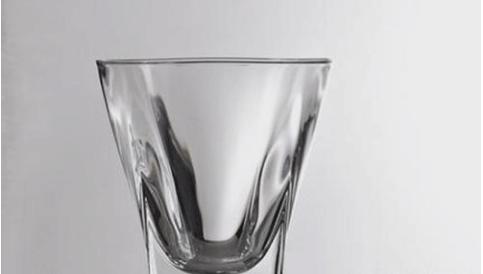玻璃杯放热水会爆吗？玻璃杯放热水要注意什么？