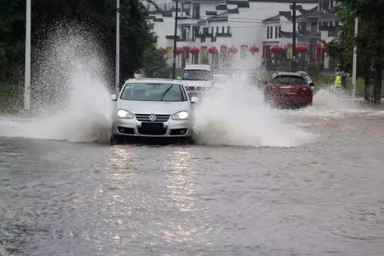 雨天遇上这两种路段，方法用错了就等着报废吧！