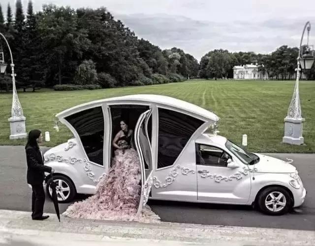 小伙娶媳妇婚车队花费不到50元，如何做到众人围观？