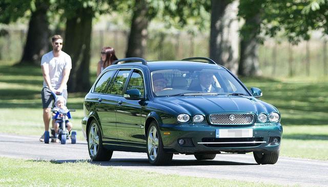 91岁英国女王仍能开车上路，技术很溜！