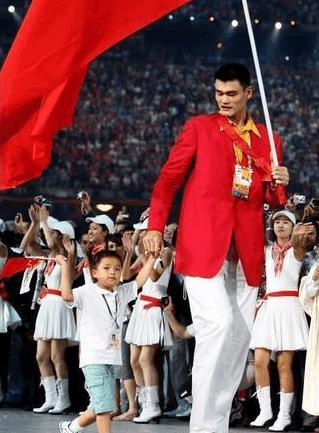 他是北京奥运会开幕式上的国旗手, 如今18岁长这模样