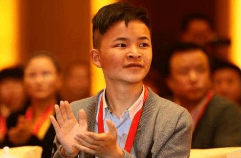 他是北京奥运会开幕式上的国旗手, 如今18岁长这模样