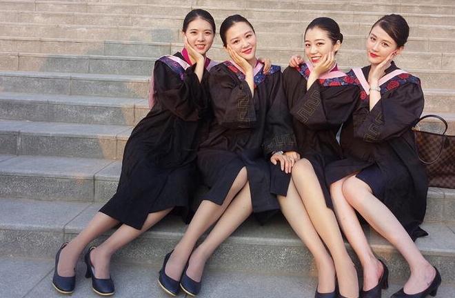 郑州航院准空姐拍毕业照 满屏都是大长腿吸睛无数