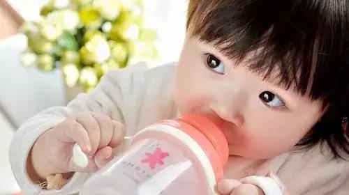 宝宝喝奶后不爱喝水？看看这五招