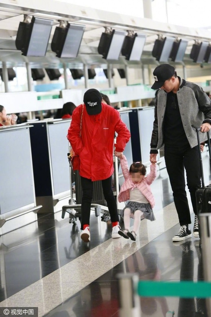 杨幂刘恺威机场同框，你们俩这是在聊小糯米嘛？