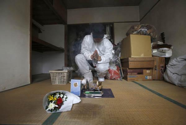 日本有种现象叫“无缘死”老人死在家里很久无人问津