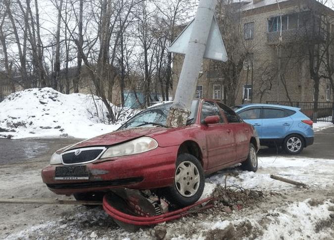 车主在路上飙车发生意外, 离奇现场让交警拍手称奇