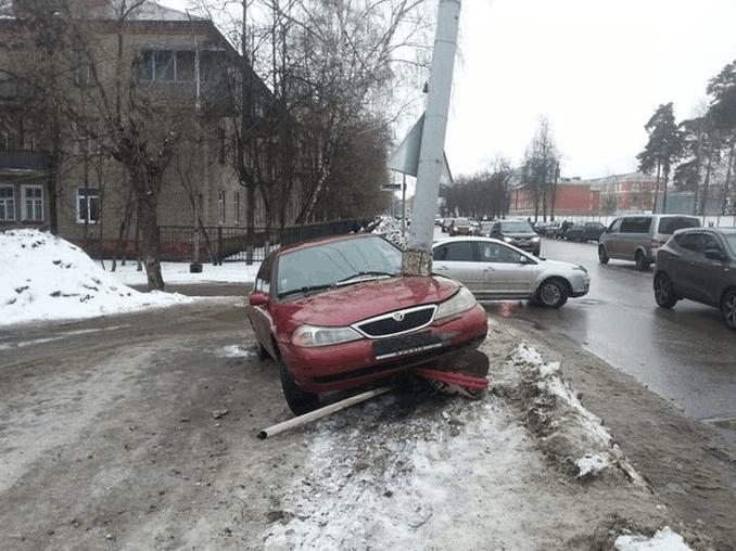 车主在路上飙车发生意外, 离奇现场让交警拍手称奇