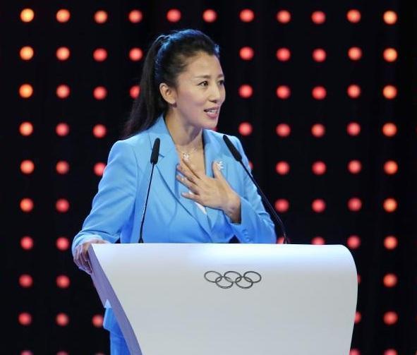 冰雪美人，获59个世界冠军，捐奥运铜牌，嫁美籍华人