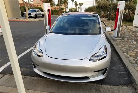 偶遇特斯拉Model 3正充电，发现中控大屏被藏起来了