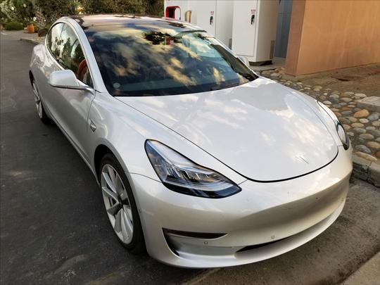 偶遇特斯拉Model 3正充电，发现中控大屏被藏起来了