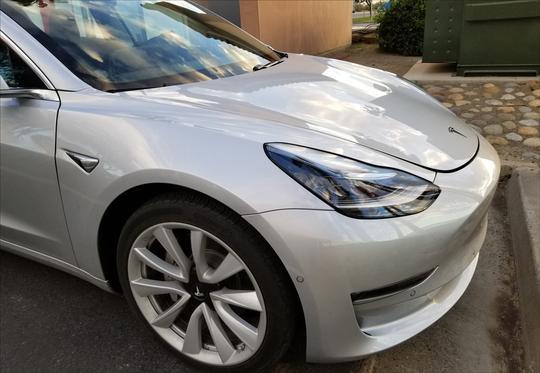 偶遇特斯拉Model 3正充电，发现中控大屏被藏起来了