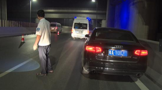 郑州：男子“夜宿”陇海高架桥 遭车辆碾压拖行身亡
