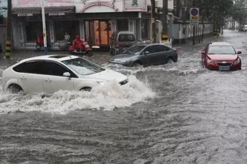 雨天行车锦囊，关键时刻能救命！