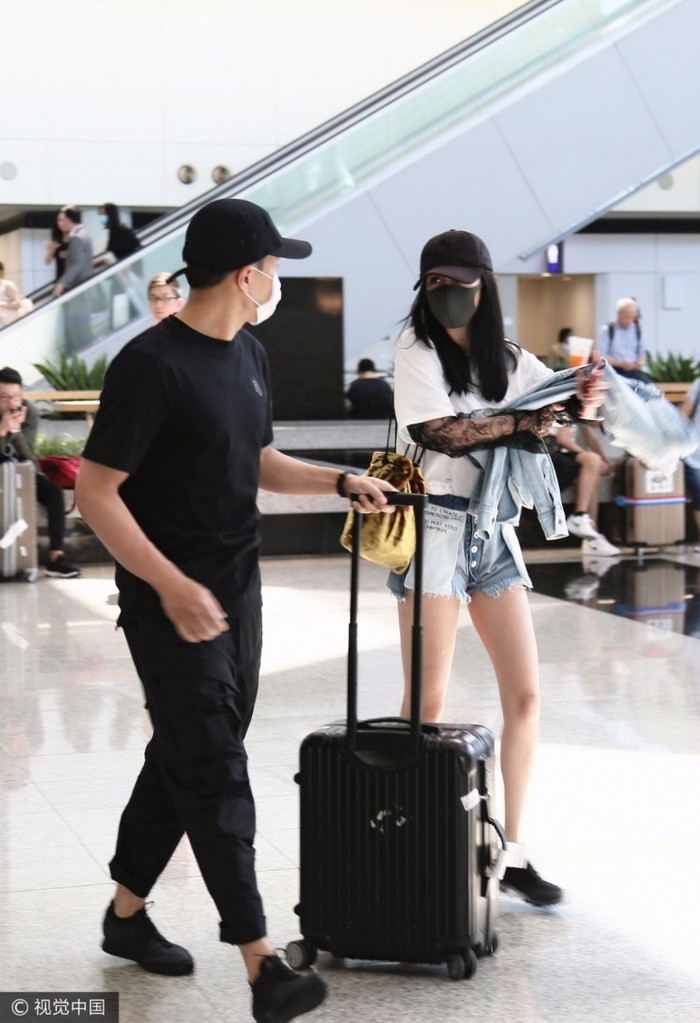 杨幂刘恺威机场同框，你们俩这是在聊小糯米嘛？