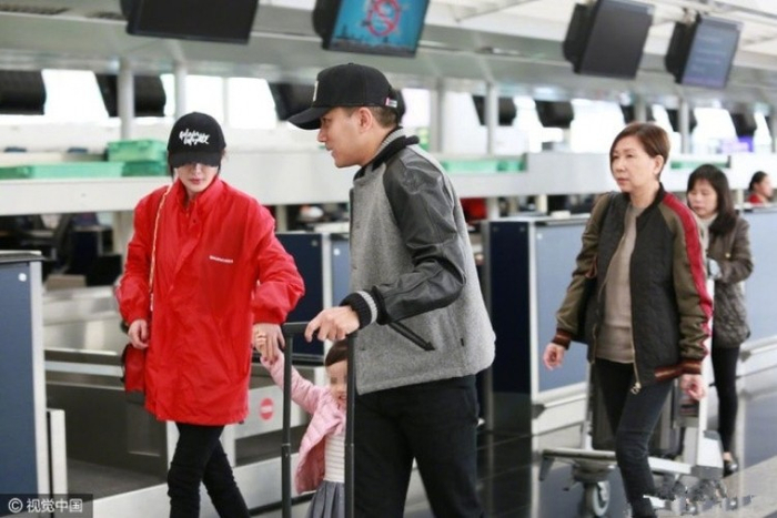杨幂刘恺威机场同框，你们俩这是在聊小糯米嘛？