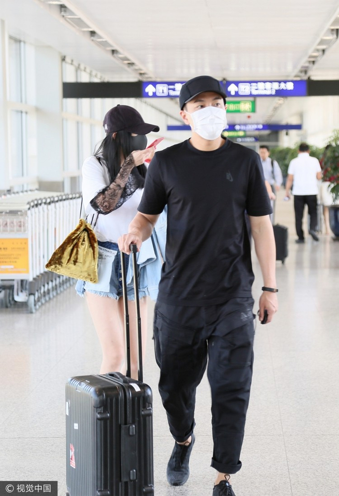 杨幂刘恺威机场同框，你们俩这是在聊小糯米嘛？